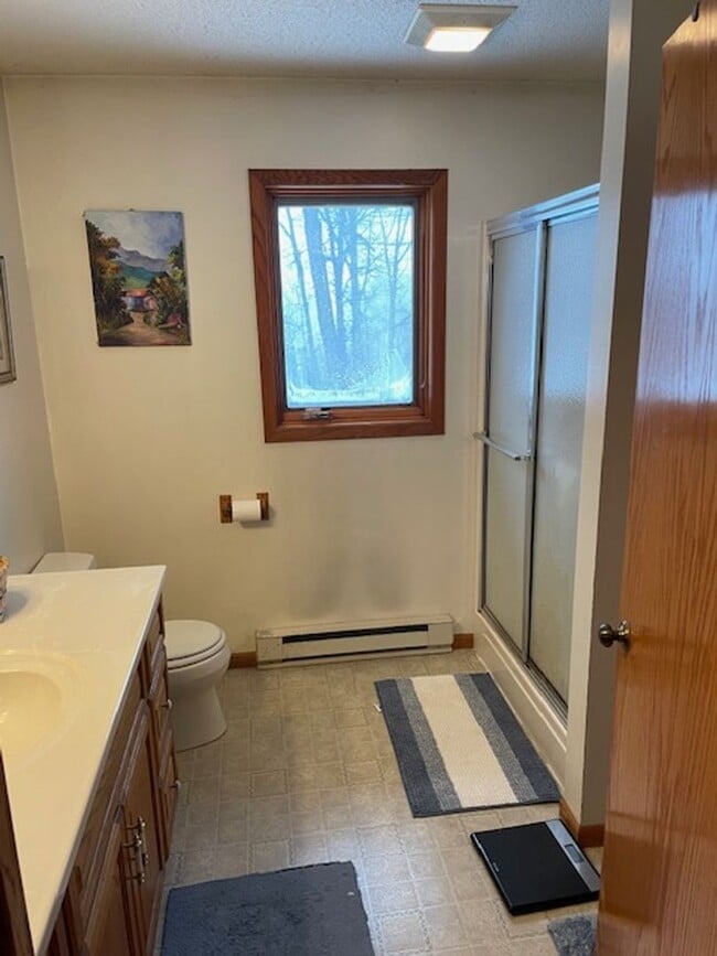 Building Photo - Spacious 3 bedroom in quiet country setting.