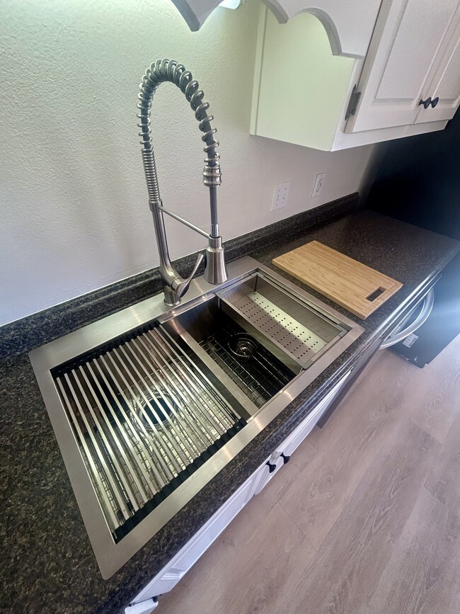 Building Photo - 1404 Greystone Dr