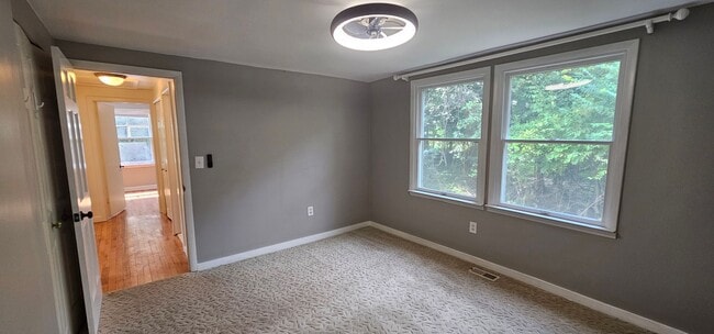 Building Photo - Amazing House with Large Lot in Franklin V...