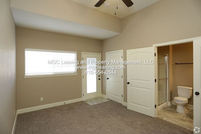 Building Photo - Eagle Creek Townhome with primary bedroom ...