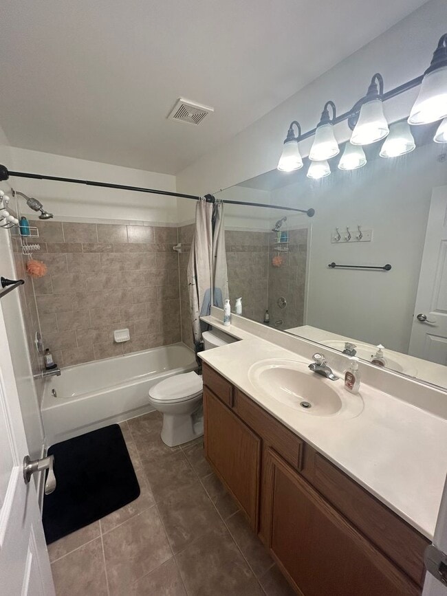 Building Photo - 2 Bedroom Condominium in Sought After Comm...