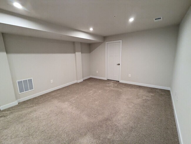 Building Photo - Stunning villa in the Harrison Terrace com...