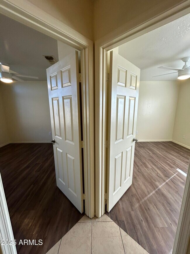 Building Photo - 1433 E Park Ave