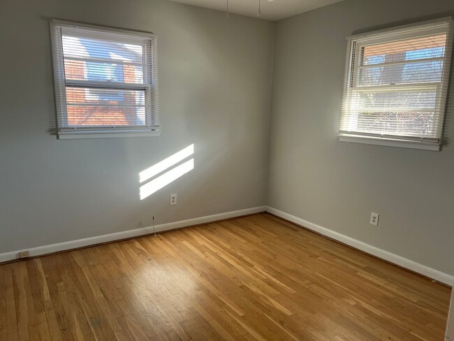 Building Photo - Commuters Dream!  Renovated Home Close to ...