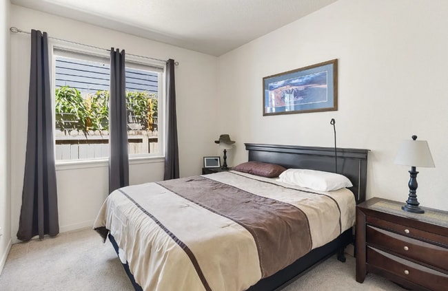 Building Photo - MUST SEE! Beautiful 3 Bedroom, Ranch Style Home, Fenced Yard, AC, 2 Car Garage & More!