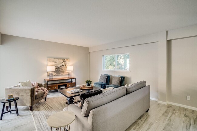 Building Photo - 351 E Thomas Rd