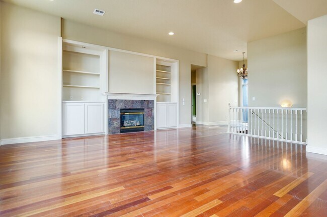 Building Photo - Spacious 4 bed, 3 bath home with sprawling...