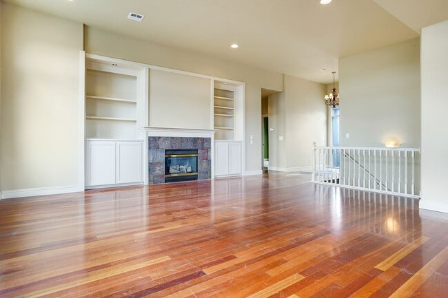 Building Photo - Spacious 4 bed, 3 bath home with sprawling views in West Salem