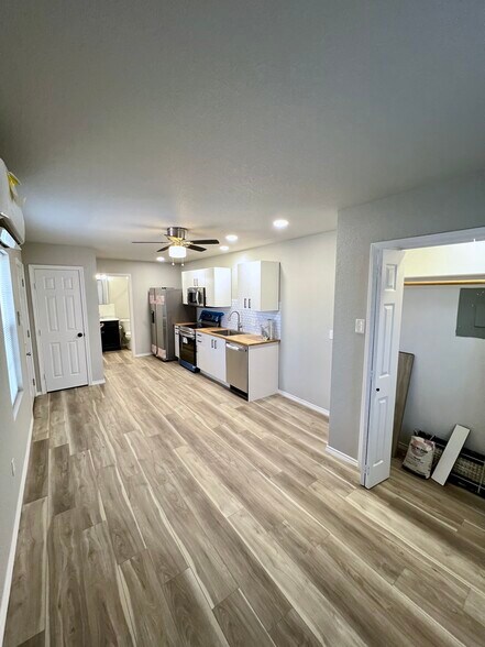 Building Photo - 3801 Meadowbrook Dr