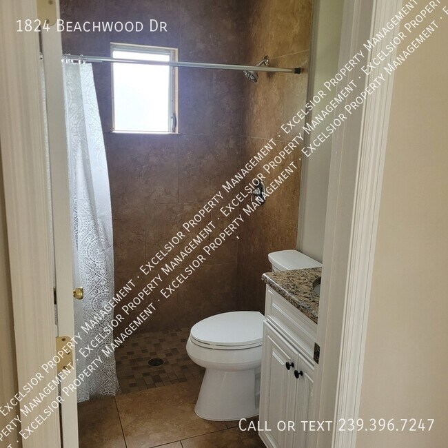 Building Photo - 1824 Beachwood Dr