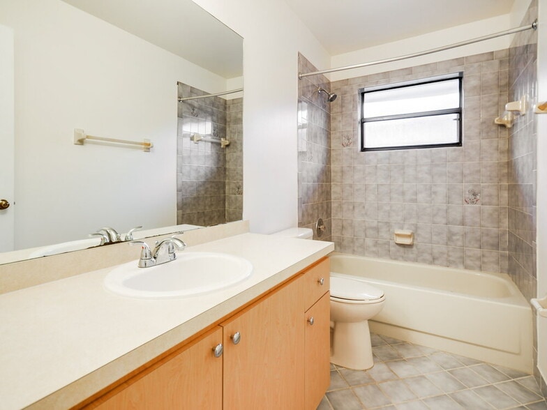 Building Photo - 14465 Larkspur Ln