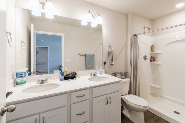Building Photo - PRIVATE POOL & CLUBHOUSE!! 3 Bedroom, 2.5 Bathroom Townhome in Ankeny!