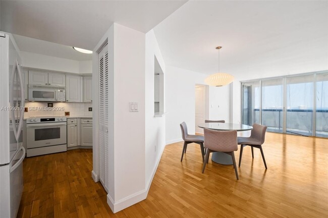 Building Photo - 1900 Sunset Harbour Dr