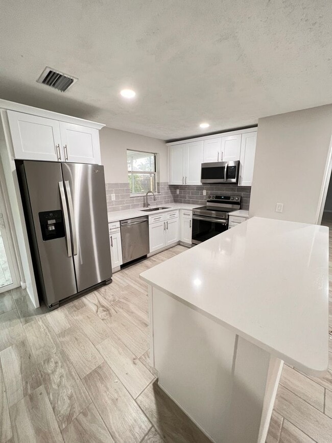 Building Photo - Location Annual Single Fam Rental Pets ok