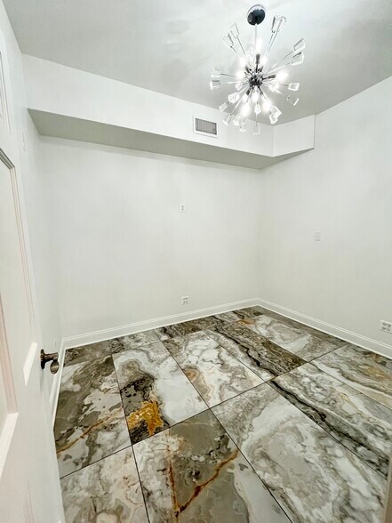 Building Photo - 6712 N Clark St