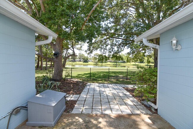 Building Photo - 919 Viscaya Blvd