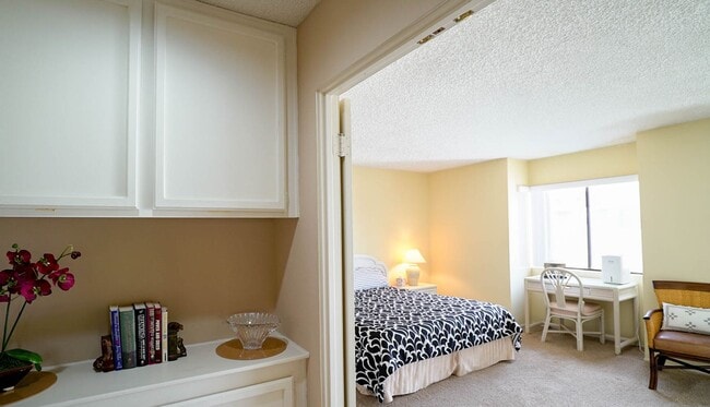 Building Photo - Beautifully Furnished Condo with Mountain ...