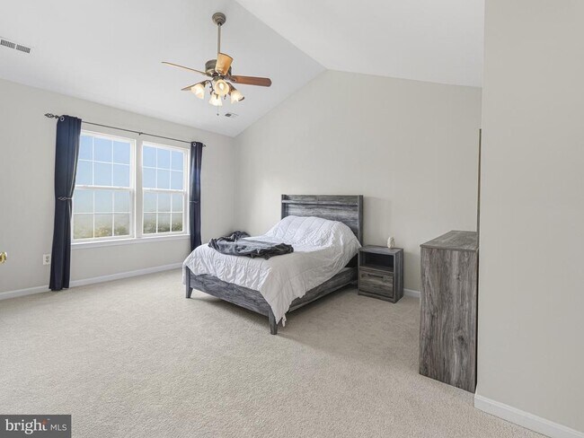Building Photo - 45370 Barefoot Dr