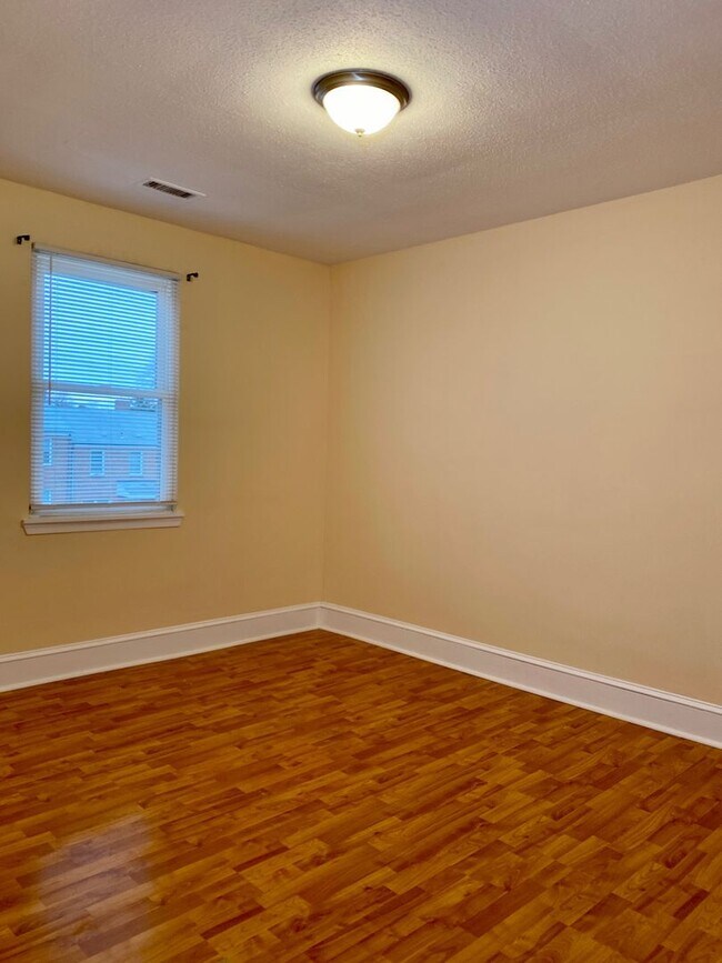 Building Photo - Charming 3 Bedroom/1.5 Bathroom Townhome in Parkville, MD!