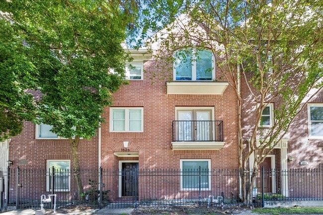 Primary Photo - 1626 Genesee St