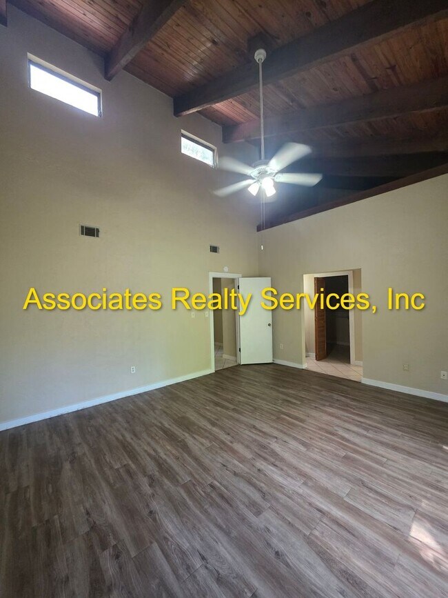 Building Photo - 3/2 North West!- 2 Weeks Free rent with im...