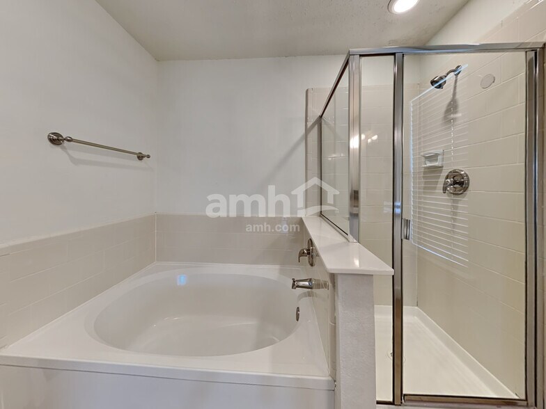 Building Photo - 6735 Ambercrest Dr