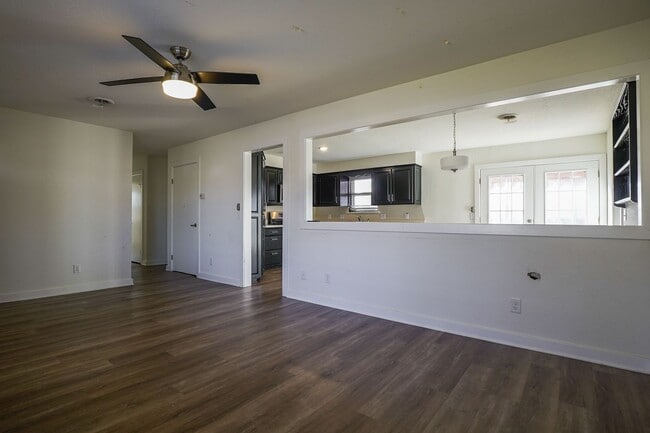 Building Photo - 3 Bedroom 2 Bath home on HUGE lot in Farmington!
