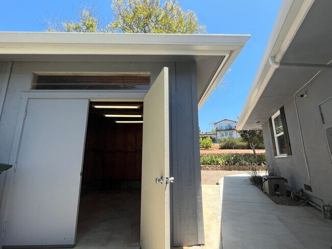 Building Photo - 2085 Warmlands Ave