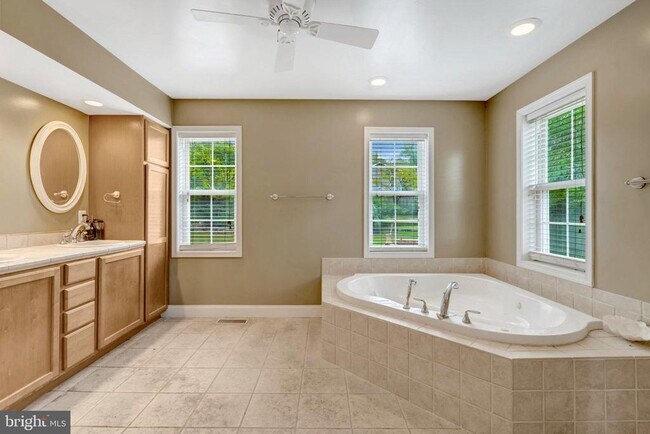 Building Photo - 4213 University Dr