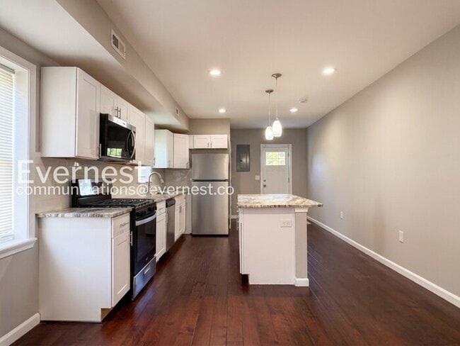 Building Photo - 3 Bed/1.5 Bath Townhome with fenced yard and deck/ Available Now!