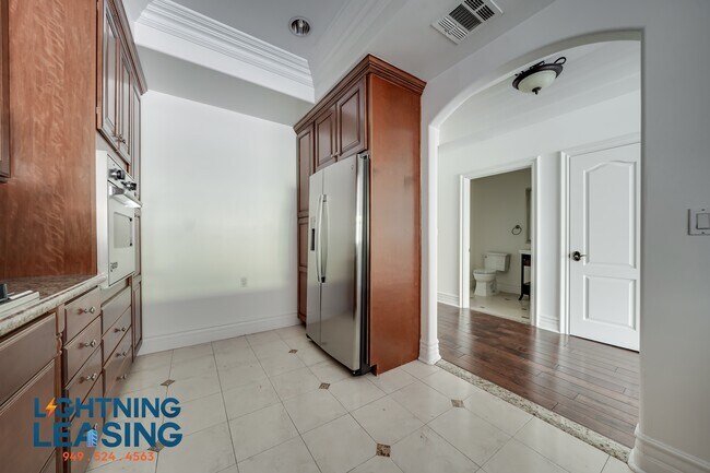 Building Photo - 10641 Woodbridge St