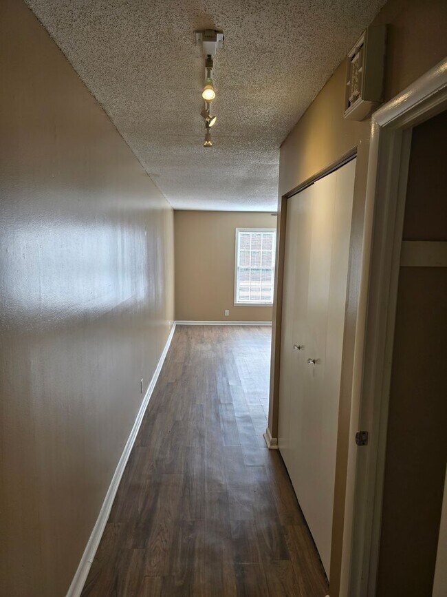 Building Photo - 2 bedroom 1.5 bath condo now available for rent in Dalton, Ga