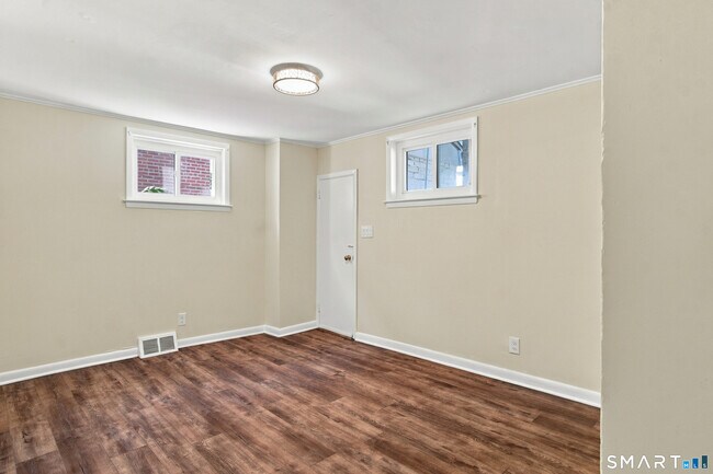 Building Photo - 68 1/2 Lexington Ave