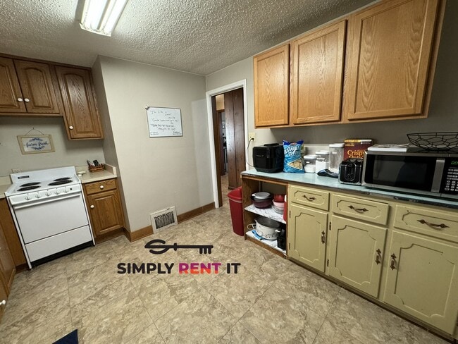 Building Photo - 4 Bedroom On Campus with Free Parking Aug ...