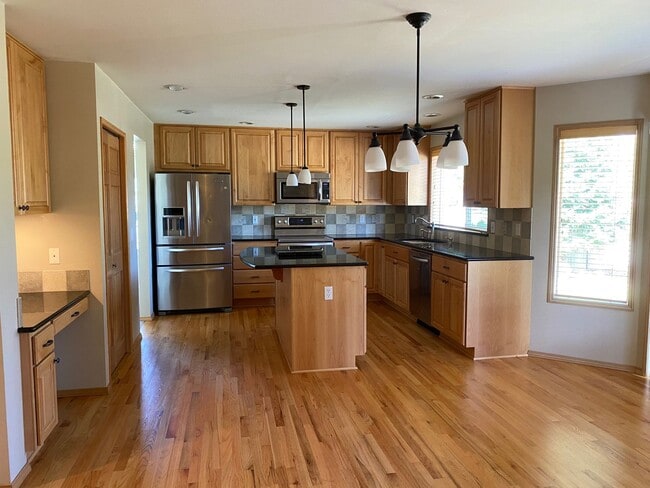 Building Photo - Wonderfully maintained home in quiet neigh...