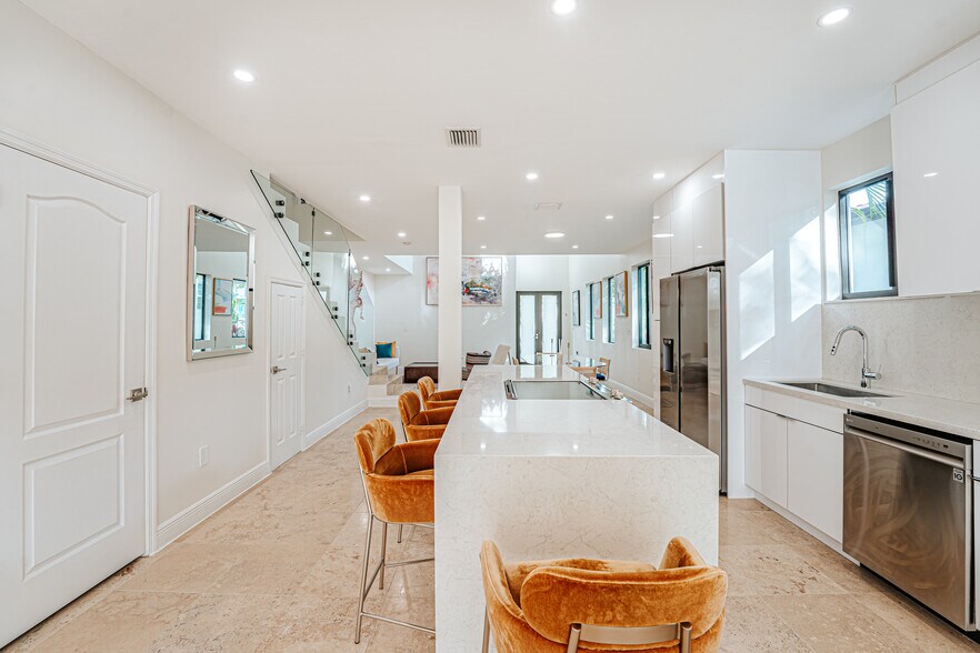 Building Photo - 2766 SW 33rd Ave