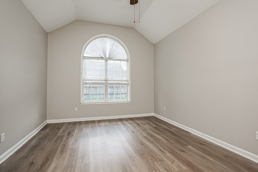 Building Photo - 10183 Tall Hickory