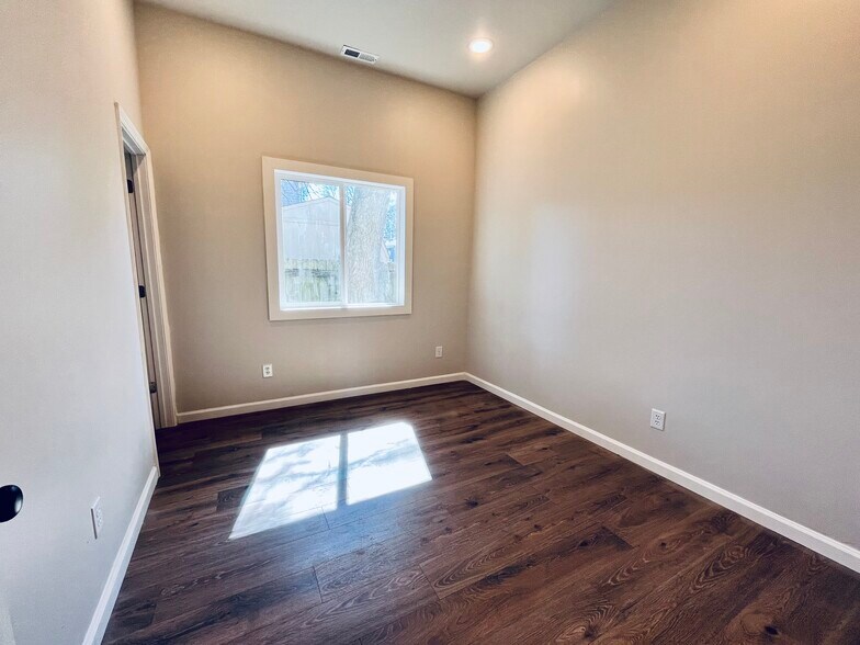 Primary BR - 1012 Swan St