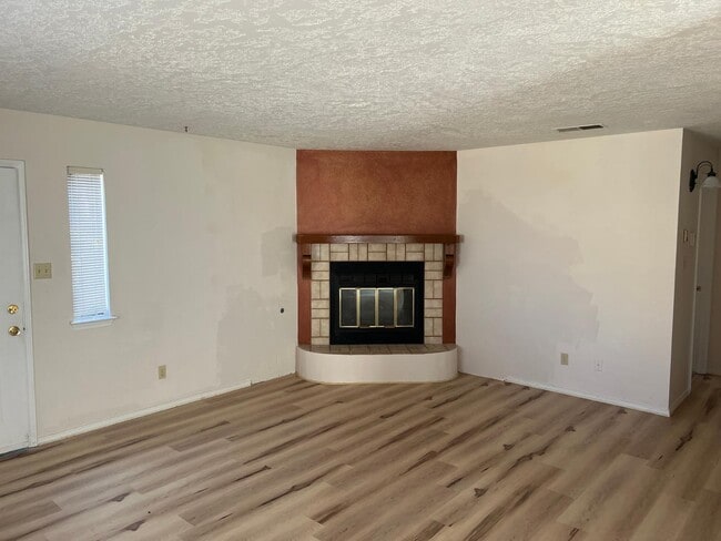 Building Photo - 5801 Lowell St NE