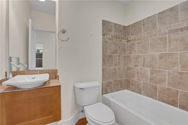 Building Photo - 3228 Silver Lake Dr NE
