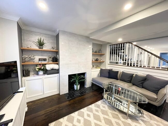 Building Photo - 36 Joy St