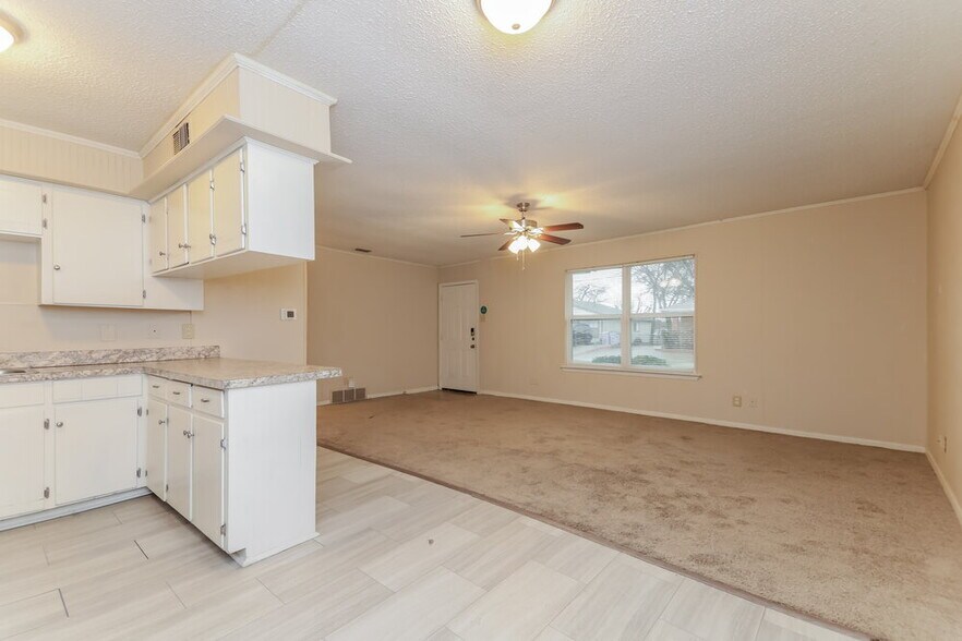 Building Photo - 4213 Kirby St