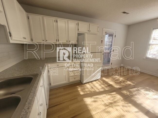 Building Photo - 1349 Brookwood Dr