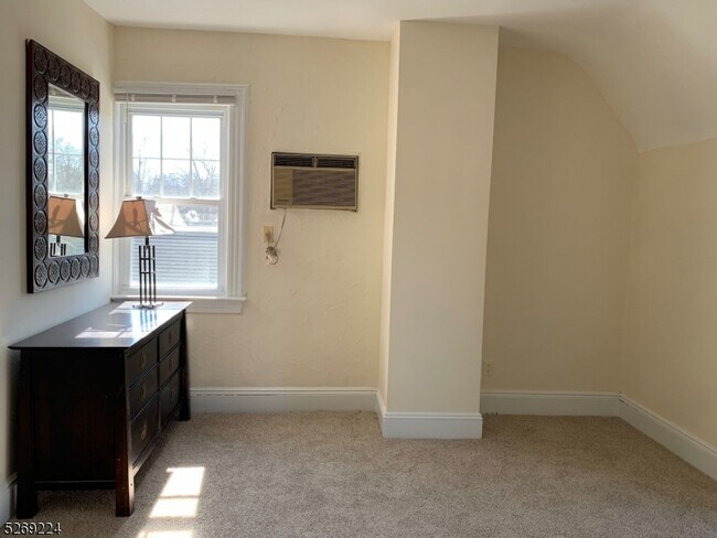 Building Photo - 19 Bowers Ln