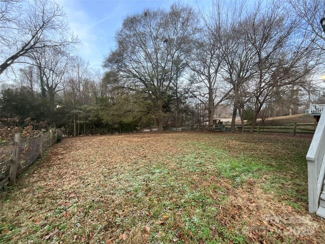 Building Photo - 607 Forest Ave