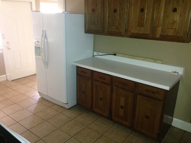 Building Photo - 818 E 9th St