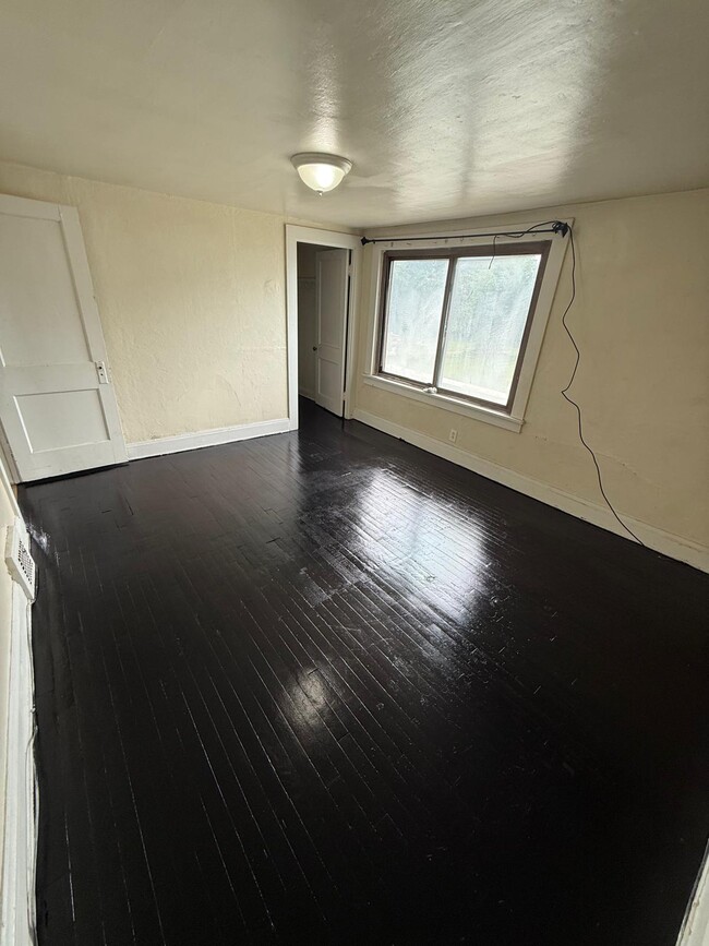 Building Photo - 1485 E 172