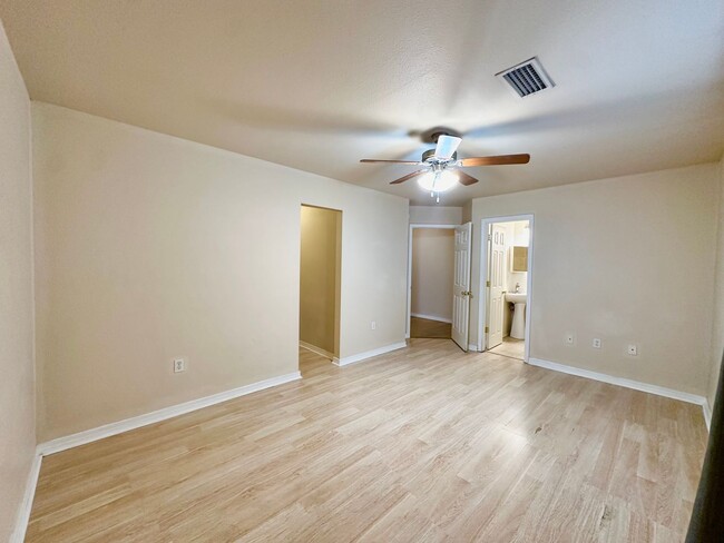 Building Photo - Cute 2 Bedroom 2.5 Bath 1 Car Garage Prope...