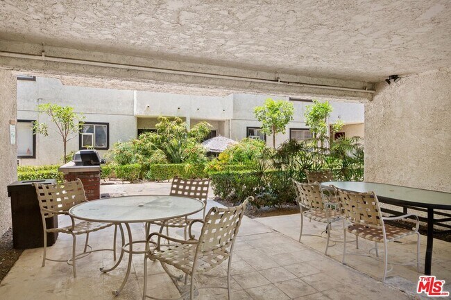 Building Photo - 18530 Hatteras St