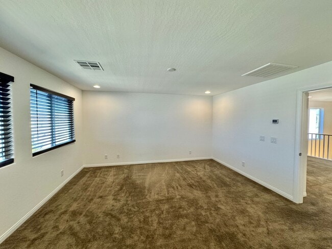 Building Photo - Newer Home with Gated Community Single Fam...